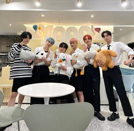 ⊹˚.𝗪𝗘𝗶 𝗗𝗘𝗕𝗨𝗧 𝟭𝟬𝟬𝟬 𝗗𝗔𝗬𝗦 𝗔𝗡𝗡𝗜𝗩𝗘𝗥𝗦𝗔𝗥𝗬